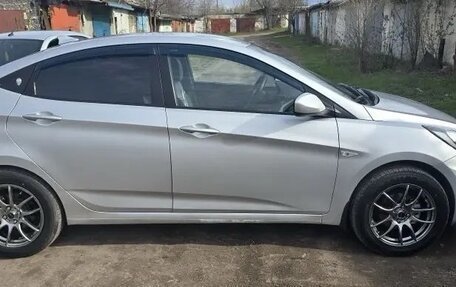 Hyundai Solaris II рестайлинг, 2013 год, 850 000 рублей, 3 фотография