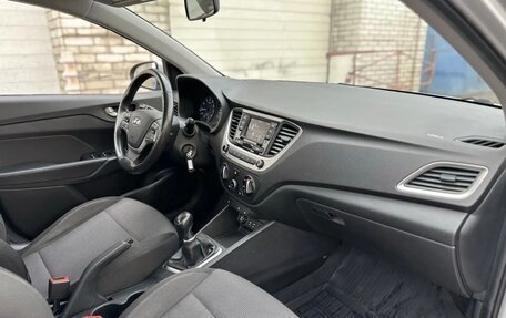 Hyundai Solaris II рестайлинг, 2017 год, 1 000 000 рублей, 13 фотография