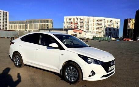 Hyundai Solaris II рестайлинг, 2021 год, 1 590 000 рублей, 3 фотография