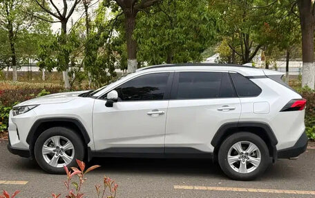 Toyota RAV4, 2024 год, 3 950 000 рублей, 3 фотография