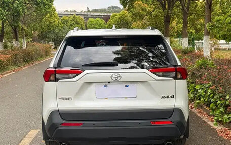 Toyota RAV4, 2024 год, 3 950 000 рублей, 5 фотография