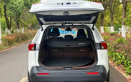 Toyota RAV4, 2024 год, 3 950 000 рублей, 6 фотография