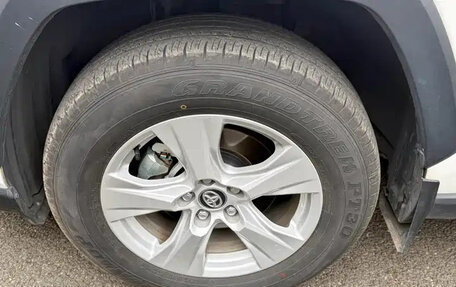 Toyota RAV4, 2024 год, 3 950 000 рублей, 8 фотография