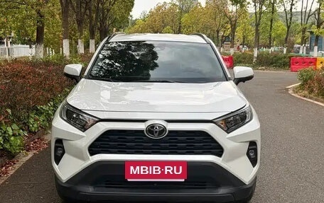 Toyota RAV4, 2024 год, 3 950 000 рублей, 2 фотография