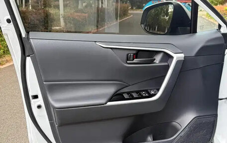 Toyota RAV4, 2024 год, 3 950 000 рублей, 9 фотография