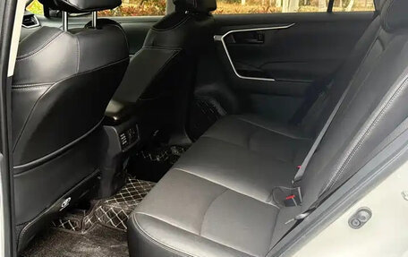 Toyota RAV4, 2024 год, 3 950 000 рублей, 14 фотография