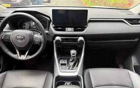 Toyota RAV4, 2024 год, 3 950 000 рублей, 11 фотография