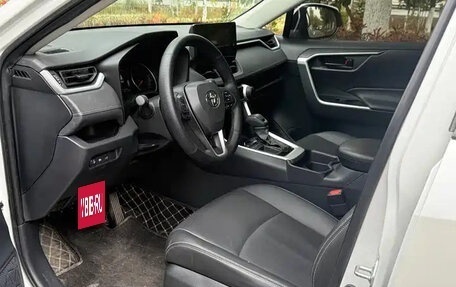 Toyota RAV4, 2024 год, 3 950 000 рублей, 10 фотография