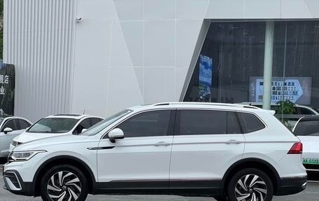 Volkswagen Tiguan II, 2023 год, 2 768 000 рублей, 8 фотография