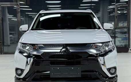 Mitsubishi Outlander III рестайлинг 3, 2022 год, 2 200 007 рублей, 2 фотография