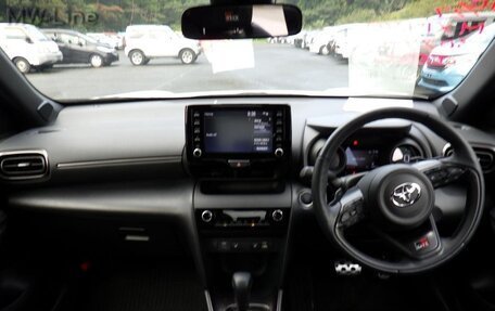 Toyota Yaris Cross, 2022 год, 1 800 000 рублей, 12 фотография