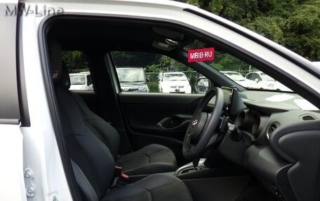 Toyota Yaris Cross, 2022 год, 1 800 000 рублей, 11 фотография