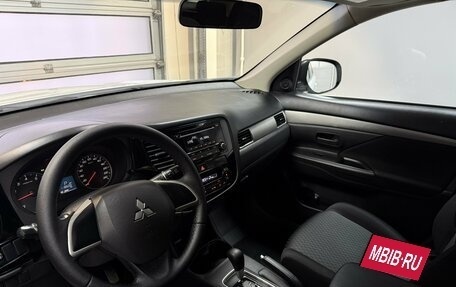 Mitsubishi Outlander III рестайлинг 3, 2013 год, 1 399 000 рублей, 10 фотография
