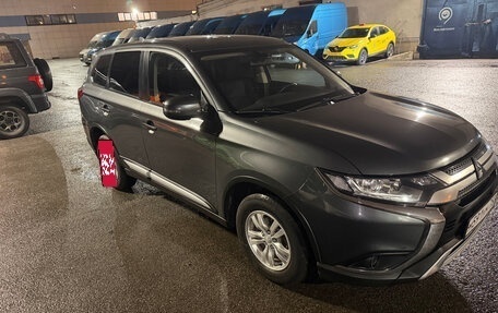 Mitsubishi Outlander III рестайлинг 3, 2019 год, 2 400 000 рублей, 3 фотография