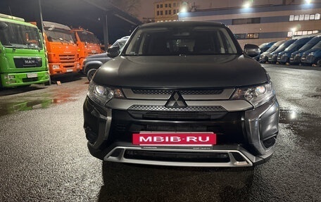 Mitsubishi Outlander III рестайлинг 3, 2019 год, 2 400 000 рублей, 5 фотография