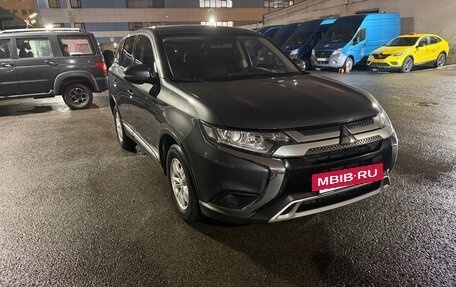 Mitsubishi Outlander III рестайлинг 3, 2019 год, 2 400 000 рублей, 4 фотография