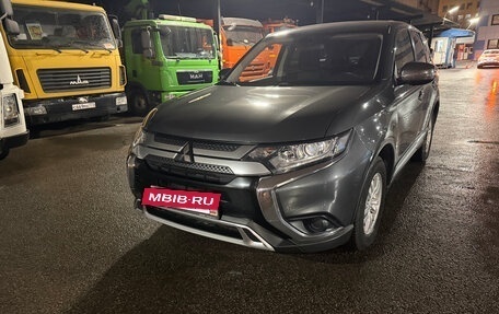 Mitsubishi Outlander III рестайлинг 3, 2019 год, 2 400 000 рублей, 2 фотография