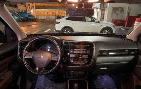 Mitsubishi Outlander III рестайлинг 3, 2019 год, 2 400 000 рублей, 11 фотография