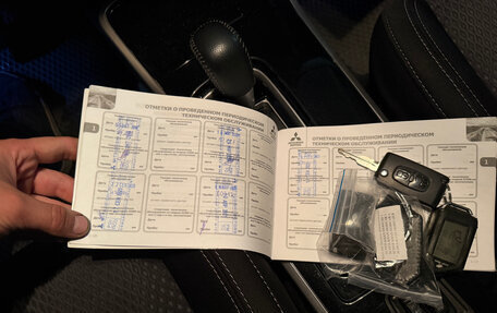 Mitsubishi Outlander III рестайлинг 3, 2019 год, 2 400 000 рублей, 17 фотография