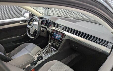 Volkswagen Passat B8 рестайлинг, 2017 год, 1 999 000 рублей, 30 фотография