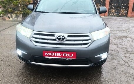 Toyota Highlander III, 2011 год, 2 300 000 рублей, 2 фотография