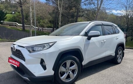 Toyota RAV4, 2019 год, 3 450 000 рублей, 4 фотография