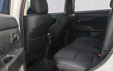 Mitsubishi Outlander III рестайлинг 3, 2021 год, 2 024 000 рублей, 9 фотография