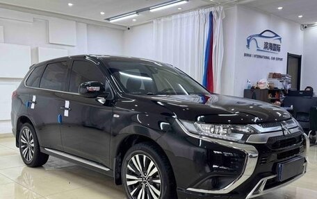 Mitsubishi Outlander III рестайлинг 3, 2022 год, 2 244 000 рублей, 2 фотография