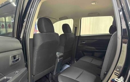 Mitsubishi Outlander III рестайлинг 3, 2022 год, 2 244 000 рублей, 14 фотография