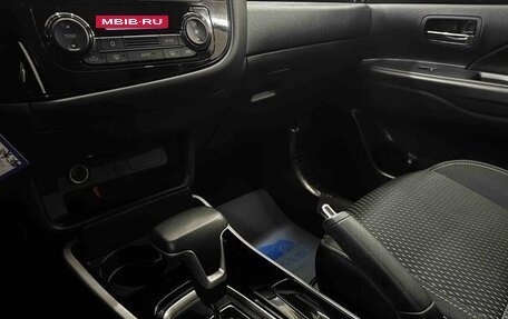 Mitsubishi Outlander III рестайлинг 3, 2022 год, 2 244 000 рублей, 10 фотография