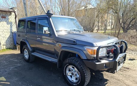 Toyota Land Cruiser 70, 2010 год, 4 000 000 рублей, 2 фотография