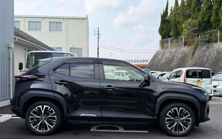 Toyota Yaris Cross, 2022 год, 1 620 000 рублей, 3 фотография