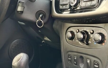 Renault Logan II, 2019 год, 850 000 рублей, 30 фотография