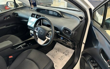 Toyota Prius IV XW50, 2017 год, 1 749 999 рублей, 10 фотография