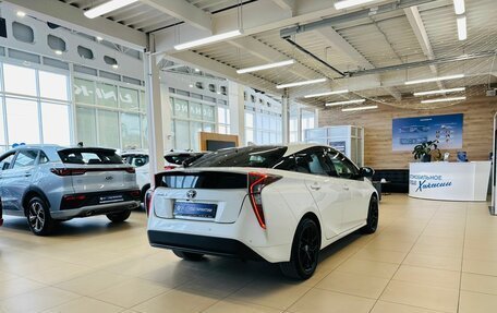 Toyota Prius IV XW50, 2017 год, 1 749 999 рублей, 6 фотография