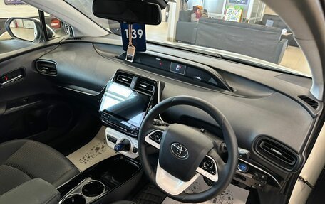 Toyota Prius IV XW50, 2017 год, 1 749 999 рублей, 11 фотография