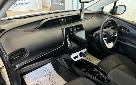 Toyota Prius IV XW50, 2017 год, 1 749 999 рублей, 13 фотография