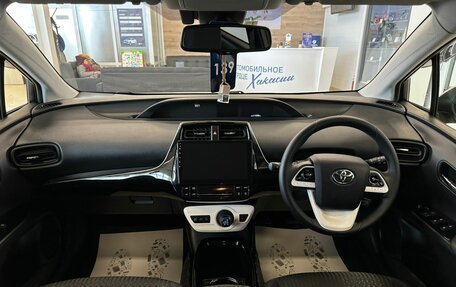 Toyota Prius IV XW50, 2017 год, 1 749 999 рублей, 16 фотография