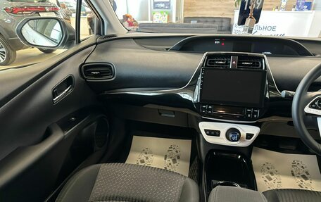 Toyota Prius IV XW50, 2017 год, 1 749 999 рублей, 14 фотография