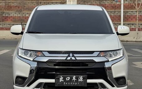 Mitsubishi Outlander III рестайлинг 3, 2021 год, 2 000 000 рублей, 2 фотография