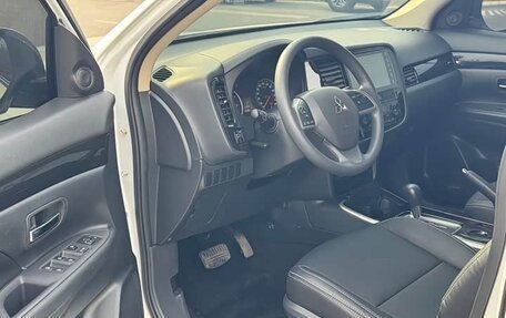 Mitsubishi Outlander III рестайлинг 3, 2021 год, 2 000 000 рублей, 4 фотография