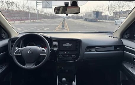 Mitsubishi Outlander III рестайлинг 3, 2021 год, 2 000 000 рублей, 5 фотография