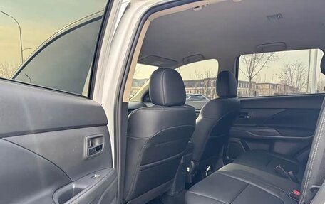 Mitsubishi Outlander III рестайлинг 3, 2021 год, 2 000 000 рублей, 6 фотография