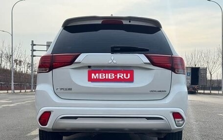 Mitsubishi Outlander III рестайлинг 3, 2021 год, 2 000 000 рублей, 3 фотография