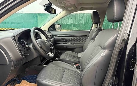 Mitsubishi Outlander III рестайлинг 3, 2021 год, 2 150 000 рублей, 6 фотография