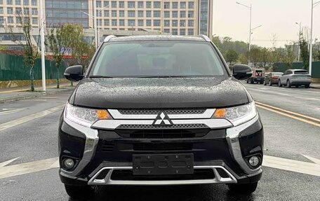 Mitsubishi Outlander III рестайлинг 3, 2021 год, 2 150 000 рублей, 2 фотография