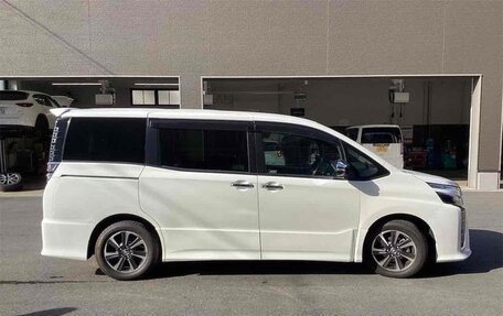 Toyota Voxy III, 2020 год, 1 994 000 рублей, 3 фотография