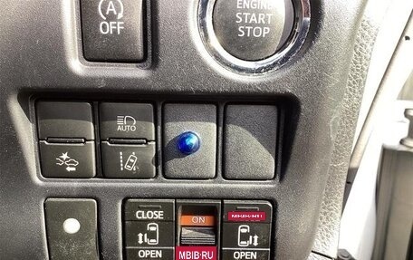 Toyota Voxy III, 2020 год, 1 994 000 рублей, 18 фотография