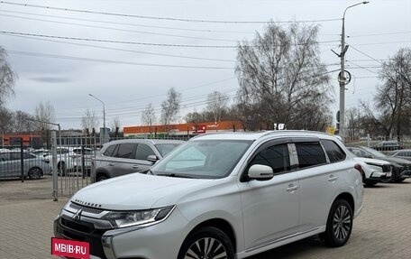 Mitsubishi Outlander III рестайлинг 3, 2022 год, 2 850 000 рублей, 2 фотография