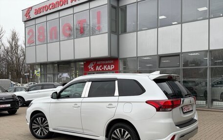 Mitsubishi Outlander III рестайлинг 3, 2022 год, 2 850 000 рублей, 3 фотография